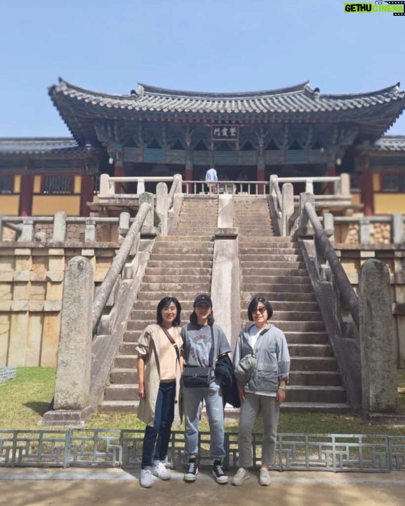 Kim Mi-kyeong Instagram - 언니들이랑 경주 여행. 걷고 또 걸어도 그저 좋다. 오랫만에 불국사도 가고 수학여행 온 학생들마냥 사진도 찍고 커피가 맛있는 까페에서 아아도 마시고 ~~^^