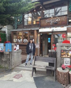 Kim Mi-kyeong Instagram - 언니들이랑 경주 여행.
걷고 또 걸어도 그저 좋다.
오랫만에 불국사도 가고 
수학여행 온 학생들마냥 사진도 찍고
커피가 맛있는 까페에서 아아도 마시고 ~~^^