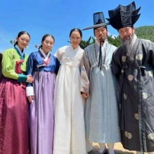 Kim Mi-kyeong Instagram - '밤에 피는 꽃'  저도 재미있게 잘 봤습니다^^
함께 했던 모든분들께 박수를 보냅니다.
감사했습니다.❤❤❤❤❤