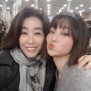Kim Mi-kyeong Instagram - 징글징글 속썪이는 딸들이지만 너무너무 예쁘고 소중한 세자매 입니다 ♥️♥️
그리고 귀여운 은비와 사람좋은 만수 ^^ 😃😃😃