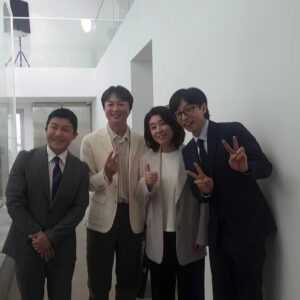 Kim Mi-kyeong Instagram - 영광스럽게도 '유 퀴즈 온 더 블럭' 에서 초대해 주셨습니다.
과분한 호칭에 몸둘바를 모르겠지만 재미있게 봐주셔요.
유퀴즈 모든분들 
감사했습니다 ~~~ 😃♥️♥️😁