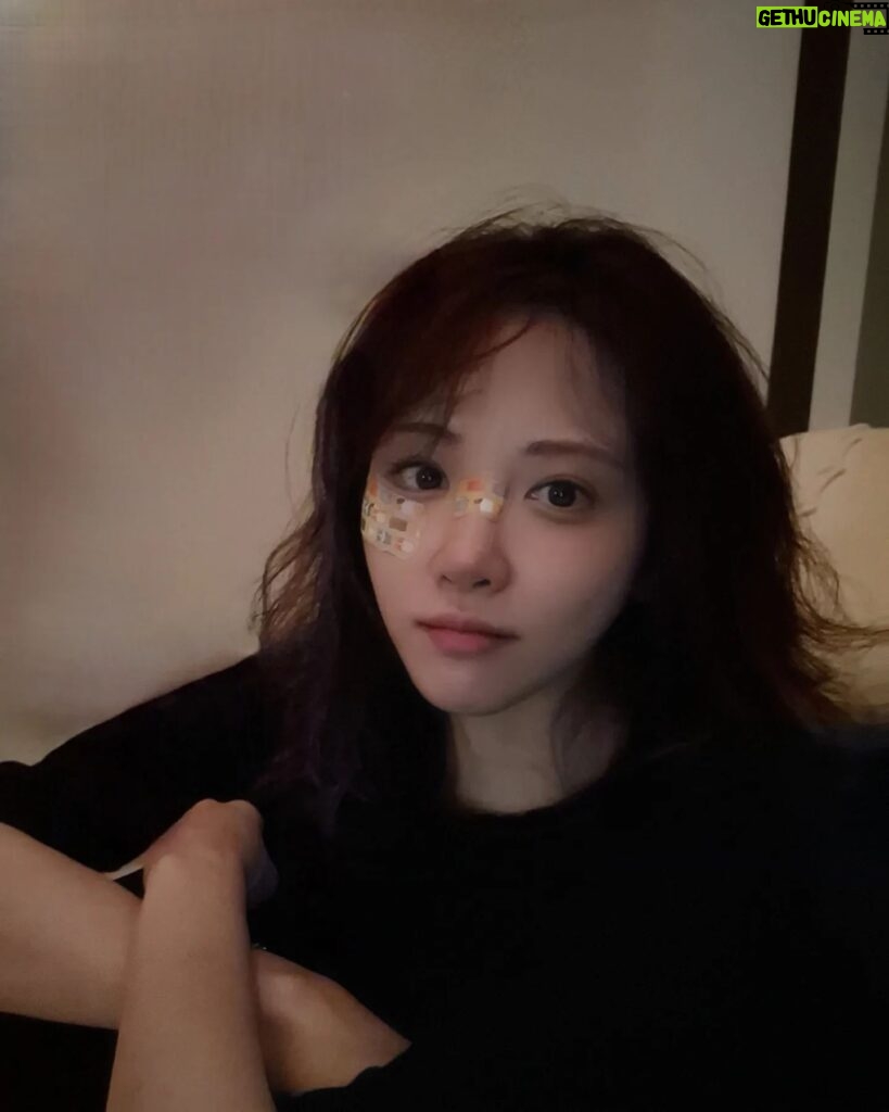 Kim Min-ah Instagram - 자빠져서 다쳤습니다 죄송합니다 19일 탁스패치에서 만나요 #지금은 #다나았어요
