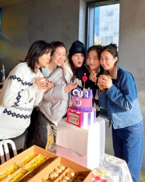 Kim Min-jung Instagram - .
우리의 10th ANNIVERSARY !!!
🩷🩷🩷
나의 어여쁘고 아름답고 순수하고 
귀한 인연. 
늘 고맙습니다. 
사랑합니다. 우주마안큼. 
-
@hs_kim_95 
@songyoona2015 
@i_taeran 
@yoo_sun0129 
@hangoeun310 
&
@by_pdc