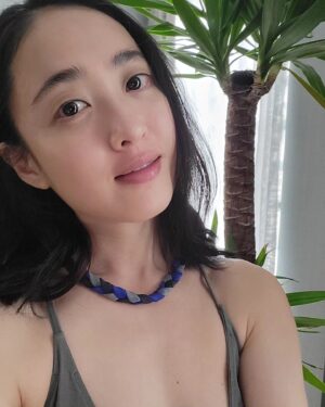Kim Min-jung Instagram - .
주어진 귀한 삶을 음미하는중. 🌿
끊임없이. 끊임없이. 갈고닦는중.🌱
너무 뜨겁지도 ,
너무 차갑지도 않게 ,
'적당한 온도' 를 찾고있어요.🕵🏻‍♀️