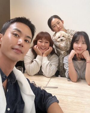 Kim Min-kyoung Instagram - 올해 생일도 너무 큰 사랑 받았어요~
이거 다 보답하고 살께요~~
난 너무 행복한 사람이란걸 또 한번 느끼게 해준 내생일~
선물도 너무 많이 받고 축하도 많이 받고~~ 아~~ 배부르다^^
최고로 행복하단 얘깁니다~~♡♡
내년을 또 기다리며~~ ㅎㅎ