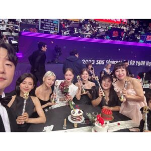 Kim Min-kyoung Instagram - 2023 SBS연예대상 ♡
내 생애 처음 가본  SBS연예대상!
꿈만같은 하루를 보냈다~
내가 이무대위에 올라가 상을 받게 되다니..ㅜㅜ
처음 웃찾사로 시작한 내 개그인생~
여기에 얼마나 가고 싶었는데ㅜㅜ
골때녀 덕분에 내 꿈을 이루었다
골때녀 오래했다고 상까지 챙겨주시고
담에 SBS딸이 되어보까? ㅎㅎ
뒤에서 묵묵히 챙겨준 우리 제작진분들~
감독님들~  선수들~~ 그리고 항상 옆에서 골때녀를 더 재미있게 만들어주는 수근선배,성재오빠~~ 우리의 영원한 시청자구단주님들~~~~ 모두모두 사랑합니다♡
아참!!!! 제대로된 독사진 하나 못찍었네ㅜㅜ
이날 날 이쁘게 만들어준 고생한 코코미카의 성익이 정민이 스타일리스트 지영이 지현이 매니져 상옥씨~  민휘아트쥬얼리 재인대표님~~
다들 감사합니다~~ ❤️