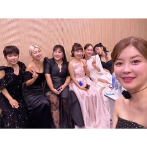 Kim Min-kyoung Instagram - 2023 SBS연예대상 ♡
내 생애 처음 가본  SBS연예대상!
꿈만같은 하루를 보냈다~
내가 이무대위에 올라가 상을 받게 되다니..ㅜㅜ
처음 웃찾사로 시작한 내 개그인생~
여기에 얼마나 가고 싶었는데ㅜㅜ
골때녀 덕분에 내 꿈을 이루었다
골때녀 오래했다고 상까지 챙겨주시고
담에 SBS딸이 되어보까? ㅎㅎ
뒤에서 묵묵히 챙겨준 우리 제작진분들~
감독님들~  선수들~~ 그리고 항상 옆에서 골때녀를 더 재미있게 만들어주는 수근선배,성재오빠~~ 우리의 영원한 시청자구단주님들~~~~ 모두모두 사랑합니다♡
아참!!!! 제대로된 독사진 하나 못찍었네ㅜㅜ
이날 날 이쁘게 만들어준 고생한 코코미카의 성익이 정민이 스타일리스트 지영이 지현이 매니져 상옥씨~  민휘아트쥬얼리 재인대표님~~
다들 감사합니다~~ ❤️
