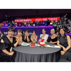 Kim Min-kyoung Instagram - 2023 SBS연예대상 ♡
내 생애 처음 가본  SBS연예대상!
꿈만같은 하루를 보냈다~
내가 이무대위에 올라가 상을 받게 되다니..ㅜㅜ
처음 웃찾사로 시작한 내 개그인생~
여기에 얼마나 가고 싶었는데ㅜㅜ
골때녀 덕분에 내 꿈을 이루었다
골때녀 오래했다고 상까지 챙겨주시고
담에 SBS딸이 되어보까? ㅎㅎ
뒤에서 묵묵히 챙겨준 우리 제작진분들~
감독님들~  선수들~~ 그리고 항상 옆에서 골때녀를 더 재미있게 만들어주는 수근선배,성재오빠~~ 우리의 영원한 시청자구단주님들~~~~ 모두모두 사랑합니다♡
아참!!!! 제대로된 독사진 하나 못찍었네ㅜㅜ
이날 날 이쁘게 만들어준 고생한 코코미카의 성익이 정민이 스타일리스트 지영이 지현이 매니져 상옥씨~  민휘아트쥬얼리 재인대표님~~
다들 감사합니다~~ ❤️
