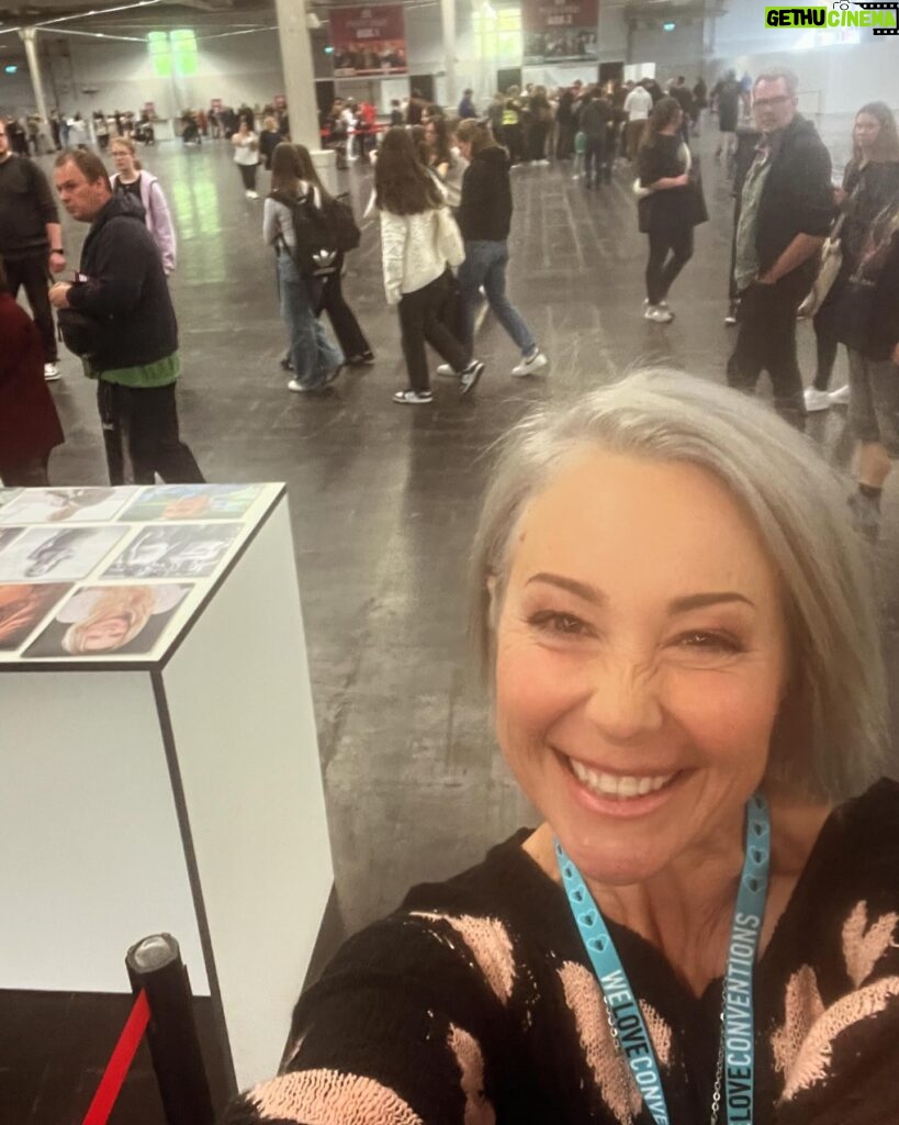 Kim Rhodes Instagram - We are DOING IT! Come in! Im here! @germanfilmcomiccon