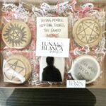 Kim Rhodes Instagram – Ohhhhh, #spnnola is already starting, dare I say… sweet? Thank you, @lunablancabakingco ! IOU hugs. Shame about the art. I’m totally gonna eat it.