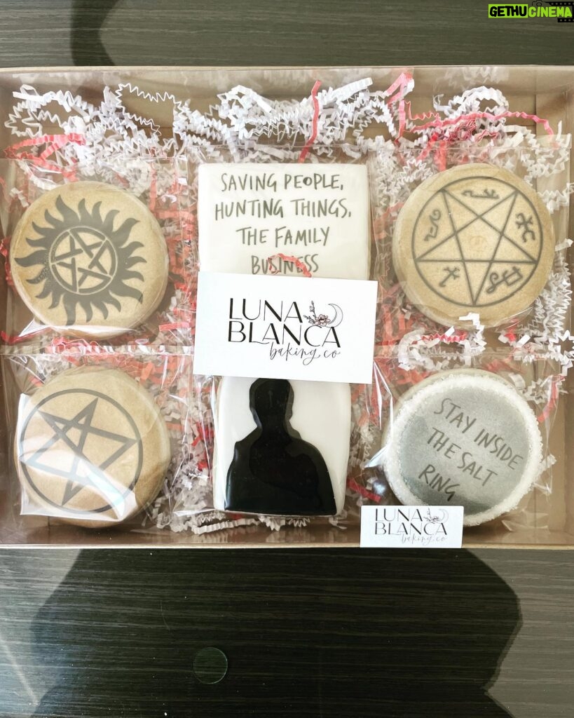 Kim Rhodes Instagram - Ohhhhh, #spnnola is already starting, dare I say… sweet? Thank you, @lunablancabakingco ! IOU hugs. Shame about the art. I’m totally gonna eat it.