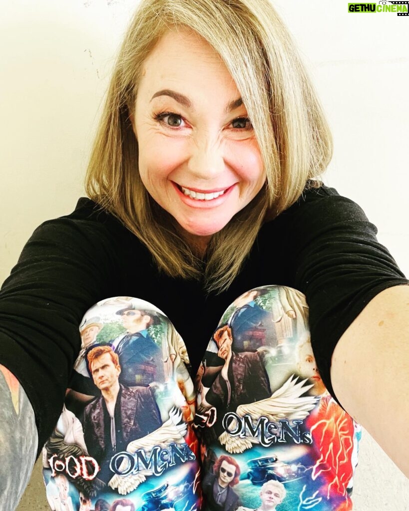 Kim Rhodes Instagram - Welp, I finally met #davidtennant. I was wearing these pants by @thelegginglass. I was awkward. I was weird. I REGRET NOTHING! I am now having a happy-cry in the stairway. @basingstokecomiccon thank you.