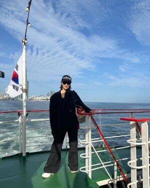 Kim Seo-hyung Instagram - 🌊🐶
