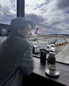 Kim Seo-hyung Instagram - 3월15일 일본 개봉을 앞두고 #비닐하우스 프리뷰 시사회 부슬부슬 비 내리는 저녁 상영 후.. 늦은 시간까지 자리 지켜주며 이야기 들어주신 관객분들에게 감사했습니다 🙏 (전석매진 🥳) 그리고 멀리서 찾아와주신 팬분들에게도 너무 너무 고맙습니다 🤍