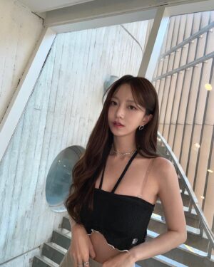 Kim So-hee Instagram - 좋은 날🖤
나 앞머리 많이 길었징?