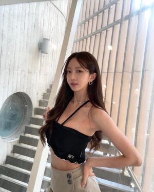 Kim So-hee Instagram - 좋은 날🖤
나 앞머리 많이 길었징?