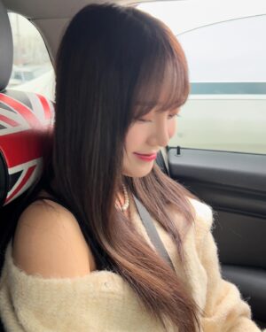 Kim So-hee Instagram - 뭘봐잉🤍🐰
#vleti