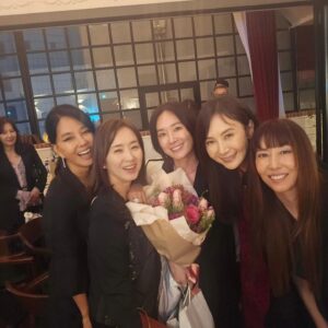 Kim Wan-sun Instagram - 아름다운 밤이었어요~😘😘😘
@chaesira0625 
@yusun_17 
@cine33 
@sala1220 
@yunsoo.official
#유호정