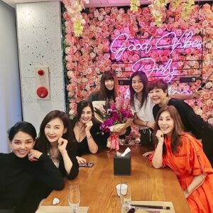Kim Wan-sun Instagram - 에궁.. 이 사진이 잘 못 올려졌네요...😅
언니들의 사랑과 축복을 엄청나게 받아 행복했습니다~!!😘
