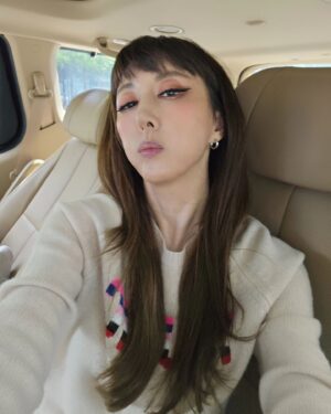 Kim Wan-sun Instagram - 꽃단장 하고 셀카~😆
좋은 하루 보내세요~!!🥰🥰🥰