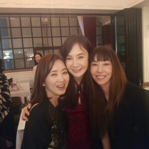 Kim Wan-sun Instagram - 아름다운 밤이었어요~😘😘😘
@chaesira0625 
@yusun_17 
@cine33 
@sala1220 
@yunsoo.official
#유호정