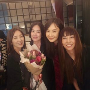 Kim Wan-sun Instagram - 아름다운 밤이었어요~😘😘😘
@chaesira0625 
@yusun_17 
@cine33 
@sala1220 
@yunsoo.official
#유호정