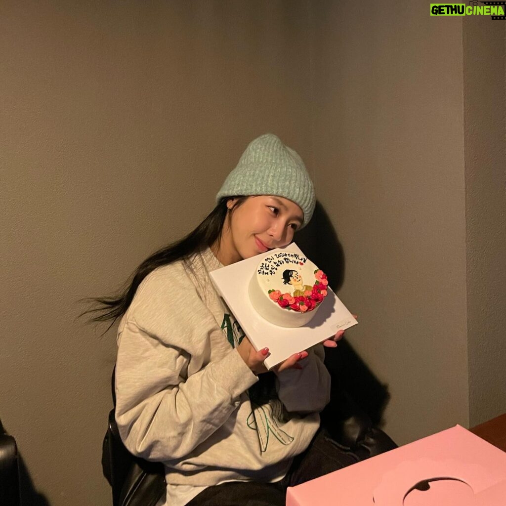 Kim Ye-won Instagram - 축하해주신 많은 분들 덕분에 정말 정말 행복한 생일을 보냈습니다♥️ 제가 잊지 않고 잘 할게요!!!!! 올 한해 너무 따뜻했다는 걸 온전히 느끼는 날이었어요 살앙행용 💜😬🫶🏻