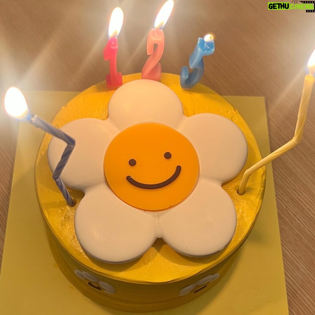 Kim Ye-won Instagram - 축하해주신 많은 분들 덕분에 정말 정말 행복한 생일을 보냈습니다♥️ 제가 잊지 않고 잘 할게요!!!!! 올 한해 너무 따뜻했다는 걸 온전히 느끼는 날이었어요 살앙행용 💜😬🫶🏻
