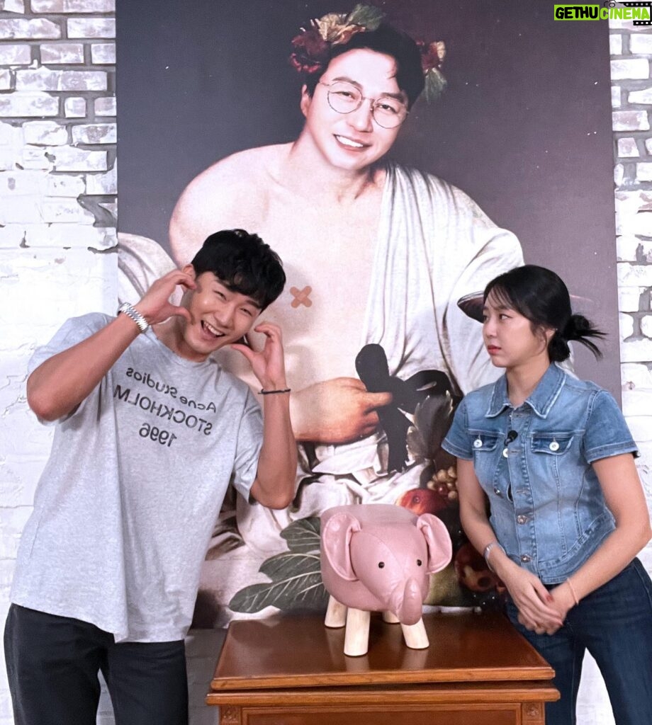 Kim Ye-won Instagram - 압박면접 시즌2 10월30일 첫시작합니다🩵🩵🩵 새로운 채널로 이사하니까요 여러분들 와서 좋,댓,구,알 해주세요 😚 (규진아 볼하트는 좀 과했다)