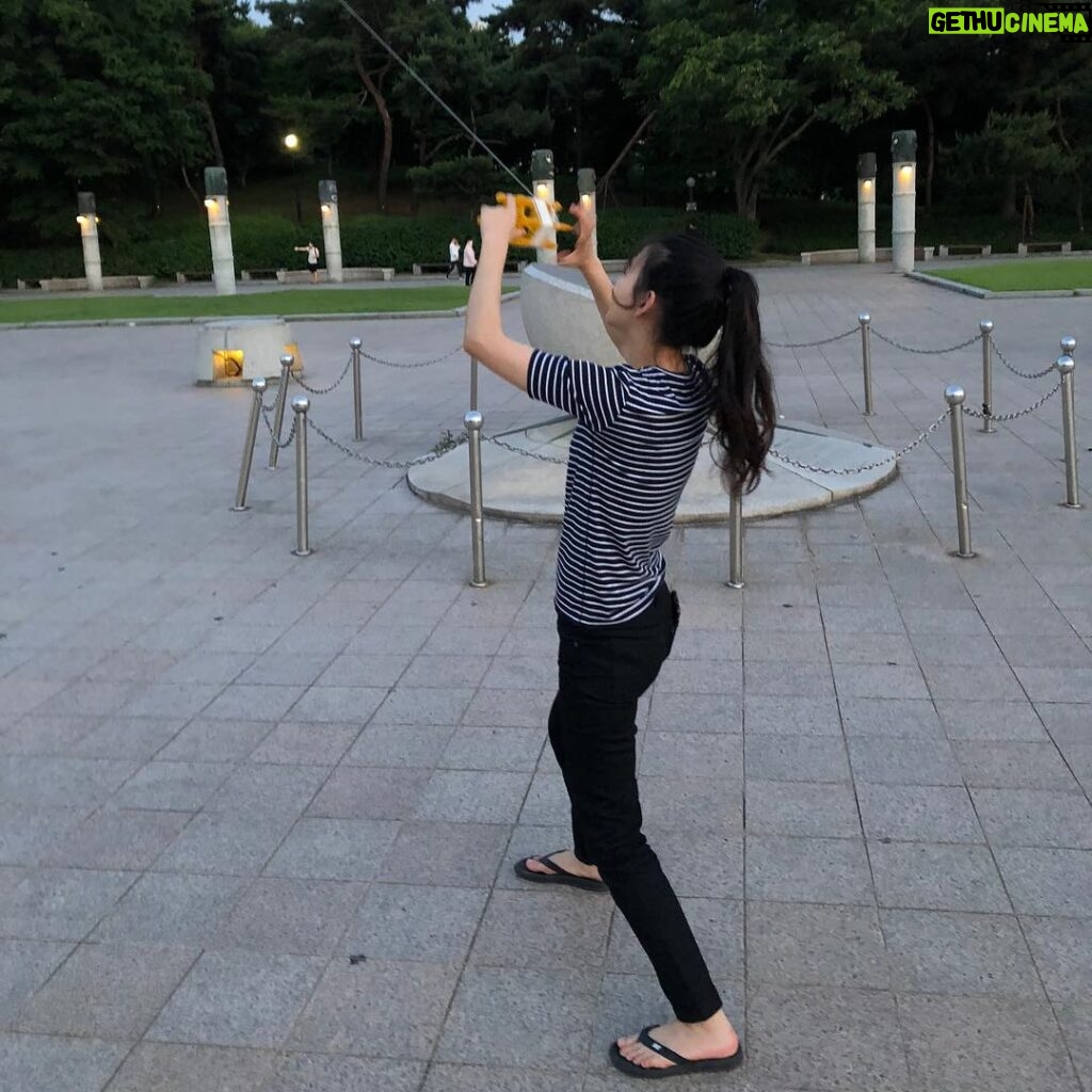 Kim Yoon-hye Instagram - 연 날리기 🌃🌠🚶🏻‍♀️