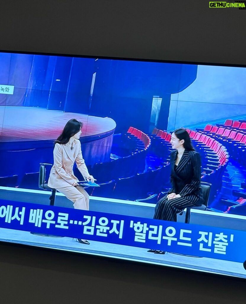 Kim Yun-jee Instagram - 살면서 뉴스에 나가게 될줄이야🥹 특별한 자리에 초대해주셔서 감사합니다🙏🏻 #jtbc뉴스룸 #jtbcnewsroom
