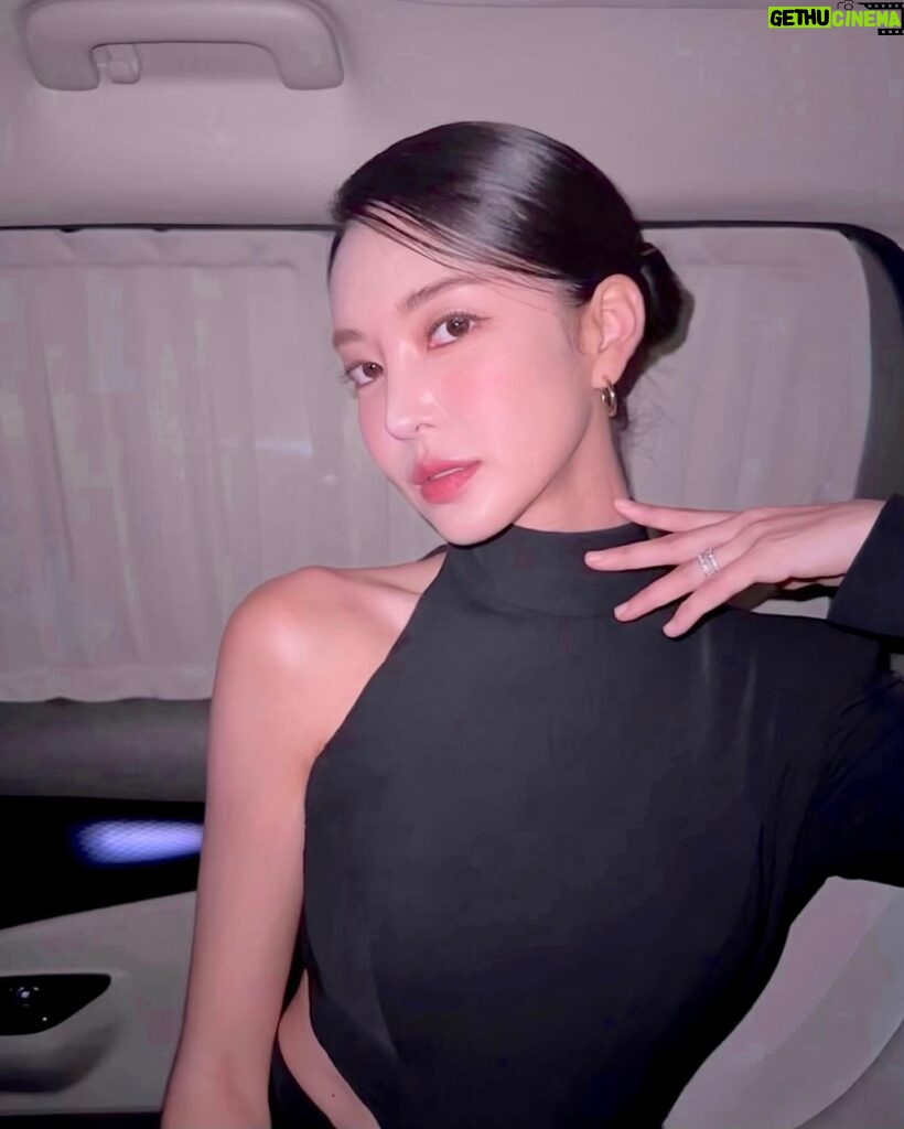 Kim Yun-jee Instagram - What an amazing night at the @korealegacy Gala!🙏🏻✨ 앞으로도 꾸준한 관심 부탁드리고~ 매주 진행되는 봉사도 많이 참여 부탁드립니다🫶🏻 레거시키친에서 만나요😘