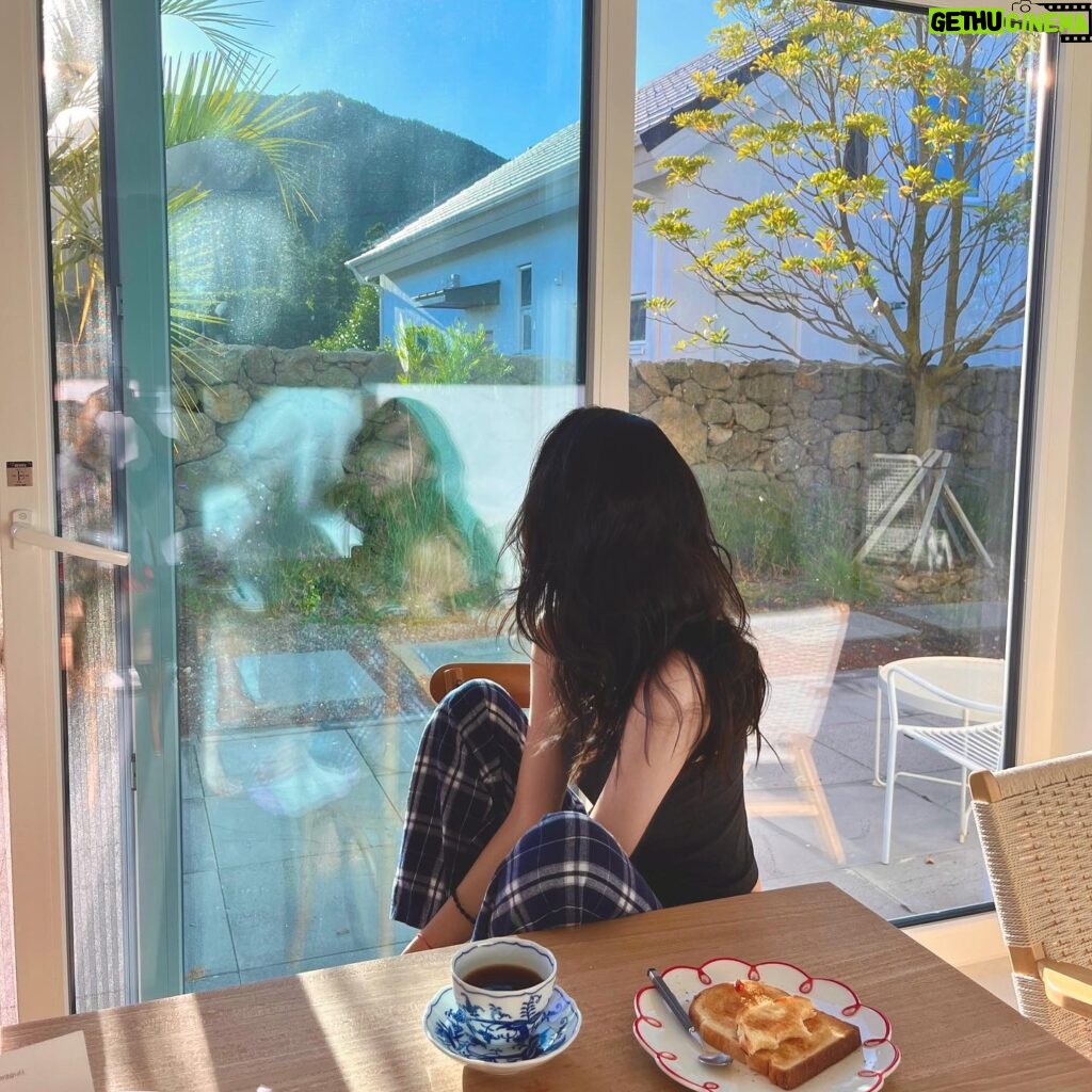 Kim Yun-jee Instagram - Get away weekend to Jeju Island with my favorites💕