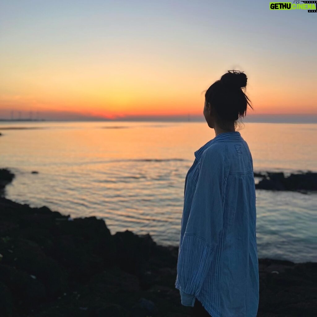 Kim Yun-jee Instagram - 착착이에게 꼭 보여주고 싶었던 아름다운 제주도🌊💕 파도소리, 선선한 바람, 따뜻한 햇빛, 새소리, 바다 냄새 다 너무 좋았다. 착착이와 함께 평소 해보고 싶었던거 다 해볼수 있어서 더 소중했던 제주도 태교여행👶🏻💕 4월아 안녕🫠💕
