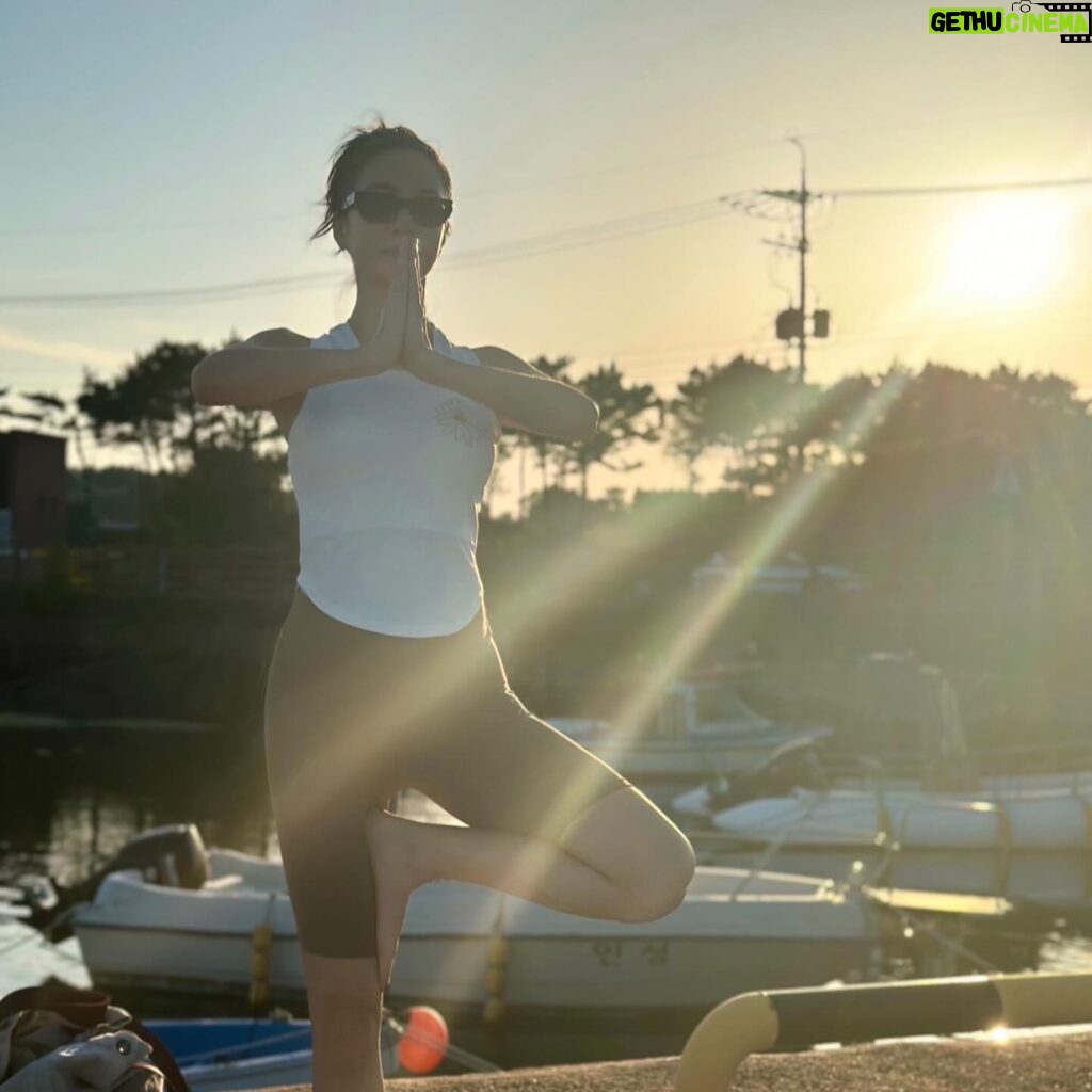 Kim Yun-jee Instagram - 착착이에게 꼭 보여주고 싶었던 아름다운 제주도🌊💕 파도소리, 선선한 바람, 따뜻한 햇빛, 새소리, 바다 냄새 다 너무 좋았다. 착착이와 함께 평소 해보고 싶었던거 다 해볼수 있어서 더 소중했던 제주도 태교여행👶🏻💕 4월아 안녕🫠💕