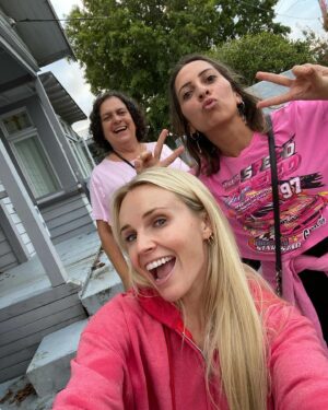 Kimberley Crossman Instagram - 📍This week ❤️ ❤️‍🩹

Family dinners, surgery, wedding planning, concerts, family gym trips, farewelling a beautiful friend, dates and some downtime ☁️