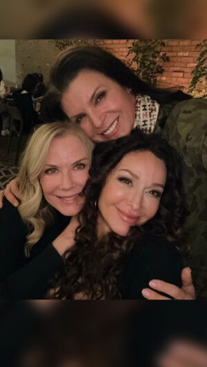 Kimberlin Brown Instagram - What a fun evening Friends , laughs and pizza in Hollywood 🇮🇹🥂😀

@katherinekellylang @kimberlin_brown 
@lucariemma 
@mauroborrellifilm 
#SofiaMilos 

#actors #producers #director #italian #italianamerican #italianamericanactor #friends #fun #pizza #hollywood @damichelebcn