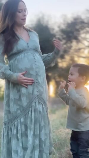 Kimberly Daugherty Instagram - Behind the scenes of shooting with @kaitlinsaltzmanphotography. Thank you @seaweanie for capturing these beautiful moments.
.
.
#pregnancy #36weekspregnant #sibling #toddler #maternityshoot #maternityphotoshoot #maternityphotography @asos