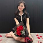 Kimberly Chia Instagram - Came back home after a long day of work to this sweetness 🥹 really did not expect anything and honestly didn’t know my husband had it in him to be so romantic 🌹😂 Happy Valentine’s Day ❤️