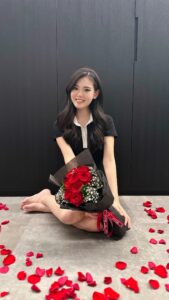 Kimberly Chia Instagram - Came back home after a long day of work to this sweetness 🥹 really did not expect anything and honestly didn’t know my husband had it in him to be so romantic 🌹😂 Happy Valentine’s Day ❤️