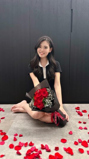 Kimberly Chia Instagram - Came back home after a long day of work to this sweetness 🥹 really did not expect anything and honestly didn’t know my husband had it in him to be so romantic 🌹😂
Happy Valentine’s Day ❤️