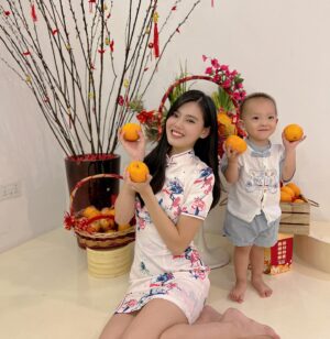 Kimberly Chia Instagram - Was taking solo pics and this boy photobombed, eager to 拜年 🍊🍊
How is it already 初四?!