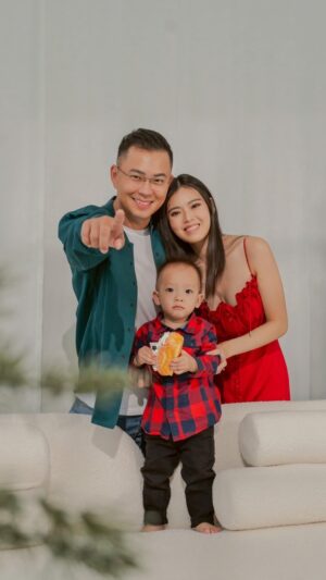Kimberly Chia Instagram - The best part of this season is spending precious family moments together ✨ thank you @openhaus.studio for making this so special ❤️ 

Gown @blushhousebridal
Makeup @ladyyclairemakeup
Studio @openhaus.studio