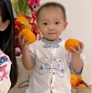 Kimberly Chia Instagram - Was taking solo pics and this boy photobombed, eager to 拜年 🍊🍊
How is it already 初四?!