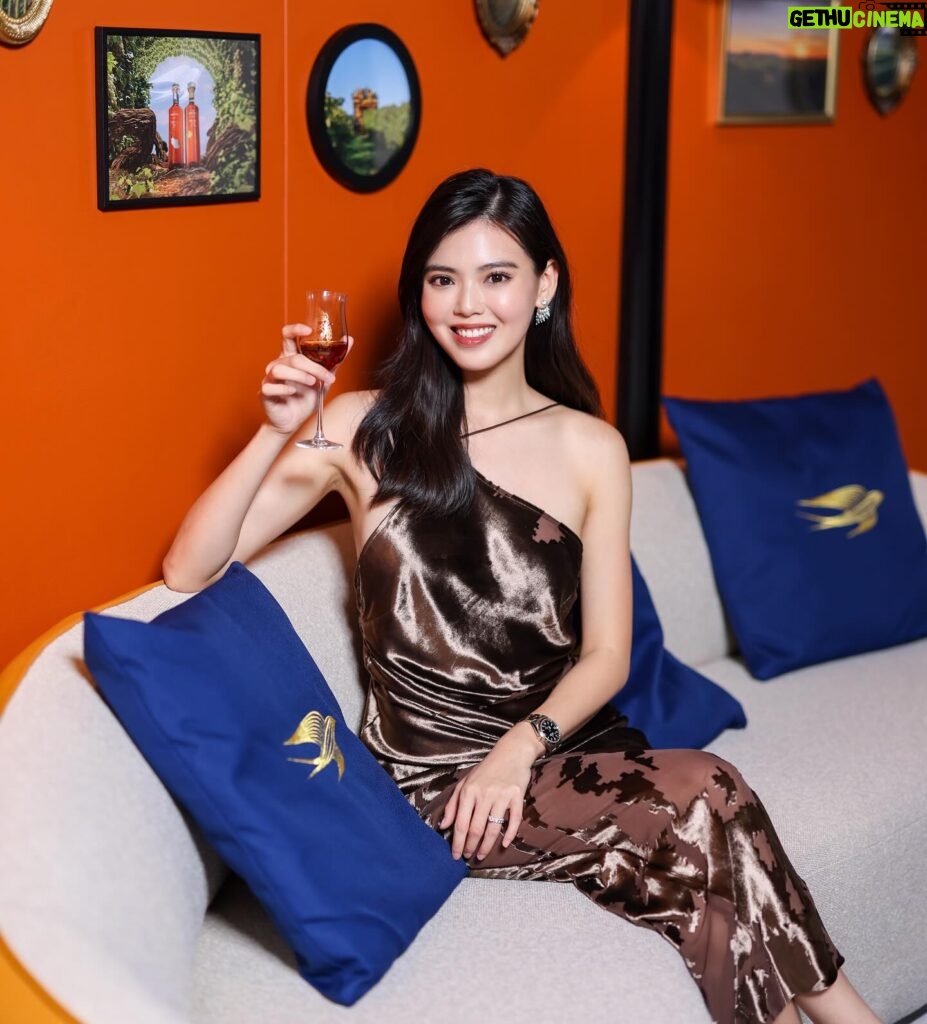 Kimberly Chia Instagram - Cheers as we savour the new Martell Single Cru 🥃 Each bottle a tribute to the unique terroir of the Cognac region, it was an absolute treat experiencing the different levels of the terroirs. ✨ @MartellOfficial #Martell #MartellSingleCru #Ad Please enjoy Martell responsibly. 📸: @happyfan10 @ashleymakphotography