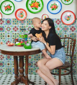 Kimberly Chia Instagram - *GIVEAWAY* 

Photoshoots at different stages of Kyzen’s life is really my favorite thing to do 😍 LOVE this themed family photoshoot with @tinytoddsg ✨

I really think the best gift we can give are memories which is why @tinytoddsg and I would love to gift a complimentary Family Theme photoshoot to 1 of you!☺️ 
All you have to do is: 
1. Be following me and @tinytoddsg
2. Like this photo 
3. Comment “I would love a family photoshoot” 

Giveaway will end on 24th Jan, 2359 and we will contact the lucky winner 🥰