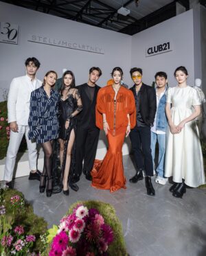 Kimberly Chia Instagram - Obsessed with the other night ✨
Happy #ELLESG30 ❤️

Styled by @style_lease @davidkomalondon 
HMU @rowan_autelier @autelier_makeup