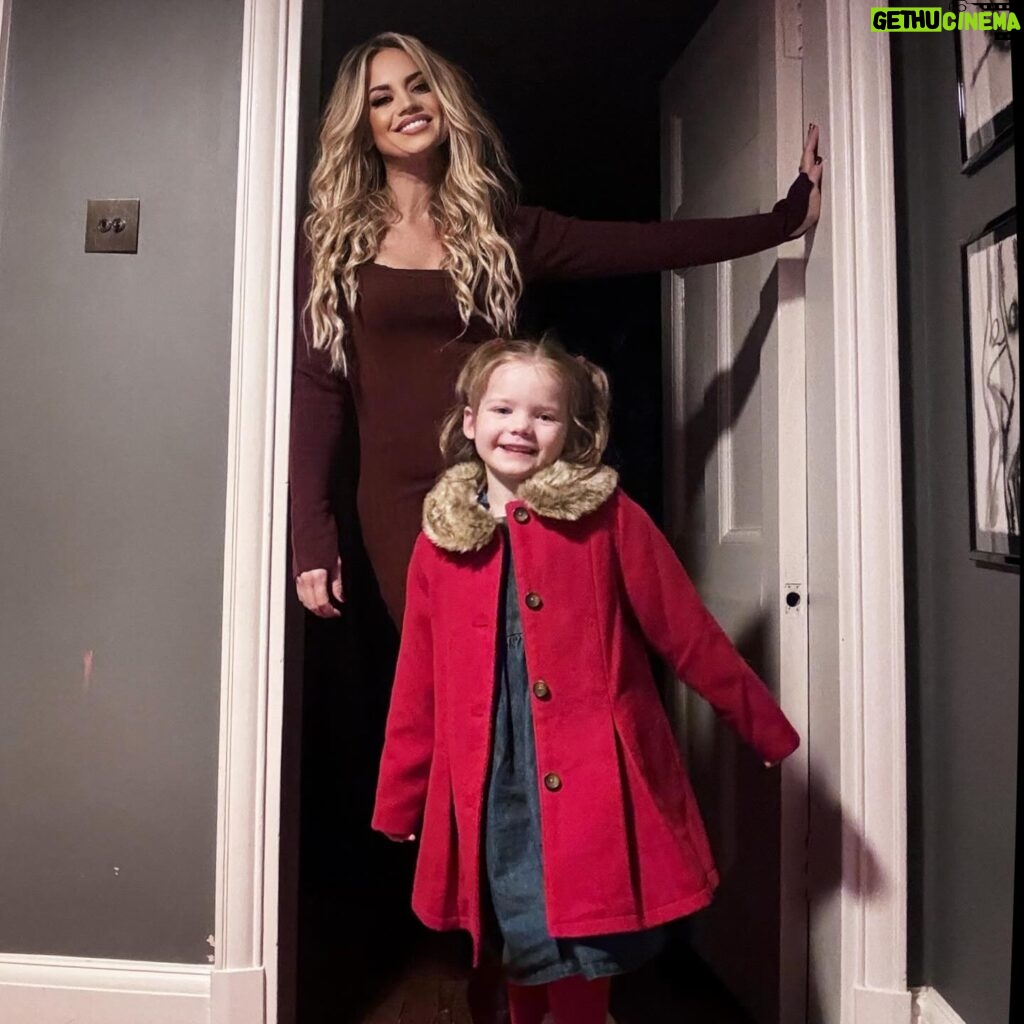 Kimberly Wyatt Instagram - Experiencing those 'Instagram vs reality' moments with my beautiful daughter, Maple. Sometimes i find my hints of sass, but the moment I see their adorable faces, it's all about the smiles again. 😊👩‍👧 #FamilyMoments #RealVsInstagram