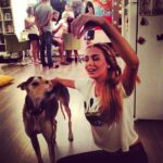 Kimya Gökçe Aytaç Instagram - En iyi sanat ekibi çalışıyor, oyuncu Kopek görünümlü tazıyla kaytarıyor..