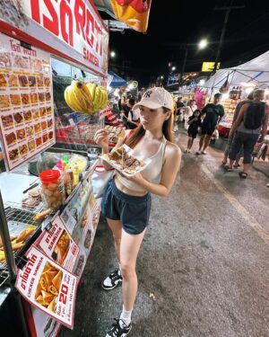 Kira Chan Instagram - 一年一度華欣遊😊
好似好耐都無咁熱咁曬過
未反應得到🤣
按完個身之後好似適應番d~
Slow slow walk slow slow eat🫂

#relax